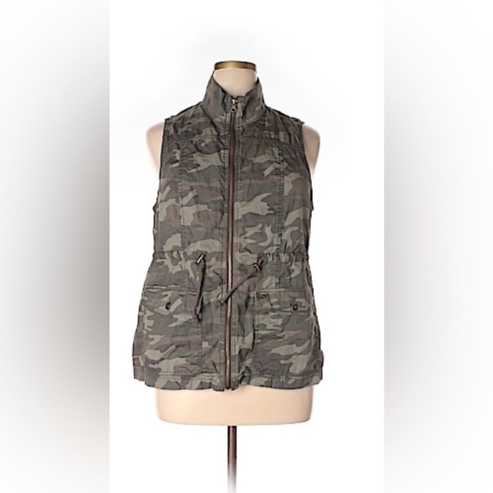 Maurice’s Camo Vest -excellent like new